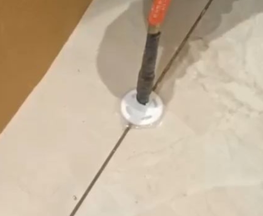 临洮瓷砖空鼓维修公司专业解答瓷砖在铺贴过程中，如果没有涂抹均匀到位的粘结材料（如水泥砂浆或瓷砖胶），可能会导致以下问题